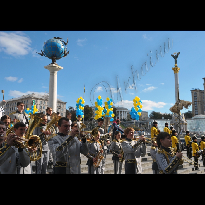 З нагоди Всесвітнього дня пошти та 240-річного ювілею з дня заснування у місті Києві міської поштової контори біля Головпоштамту відбулись  святкові заходи. А також відбулось спецпогашення поштової марки, випущеної з нагоди 240-річчя від дня заснування міської поштової контори. 
У заходах прийняли участь: заступник голови Київської міської державної адміністрації Петро Пантелеєв, екс-керівники Київської пошти Дмитро Худолій,  Микола Стародуб, Сергій Скляренко та діючий керівник – в.о. директора Київської міської дирекції Укрпошти Олександр Зубик. 

