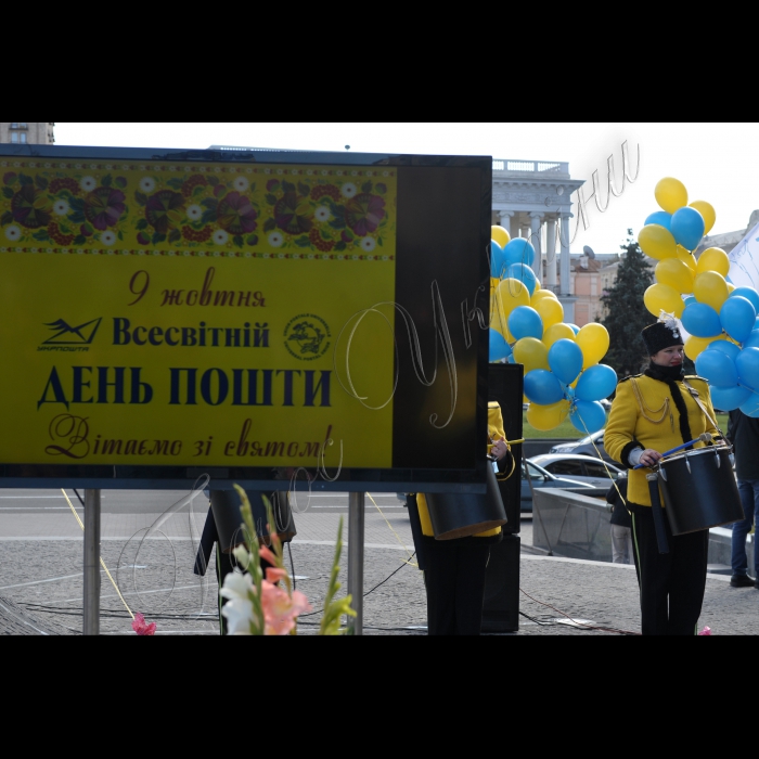 З нагоди Всесвітнього дня пошти та 240-річного ювілею з дня заснування у місті Києві міської поштової контори біля Головпоштамту відбулись  святкові заходи. А також відбулось спецпогашення поштової марки, випущеної з нагоди 240-річчя від дня заснування міської поштової контори. 
У заходах прийняли участь: заступник голови Київської міської державної адміністрації Петро Пантелеєв, екс-керівники Київської пошти Дмитро Худолій,  Микола Стародуб, Сергій Скляренко та діючий керівник – в.о. директора Київської міської дирекції Укрпошти Олександр Зубик. 
