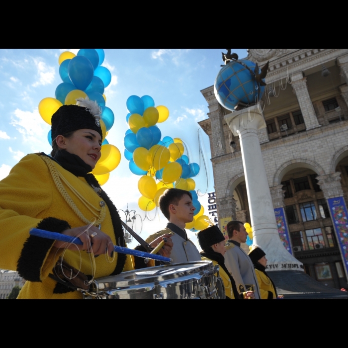 З нагоди Всесвітнього дня пошти та 240-річного ювілею з дня заснування у місті Києві міської поштової контори біля Головпоштамту відбулись  святкові заходи. А також відбулось спецпогашення поштової марки, випущеної з нагоди 240-річчя від дня заснування міської поштової контори. 
У заходах прийняли участь: заступник голови Київської міської державної адміністрації Петро Пантелеєв, екс-керівники Київської пошти Дмитро Худолій,  Микола Стародуб, Сергій Скляренко та діючий керівник – в.о. директора Київської міської дирекції Укрпошти Олександр Зубик. 
