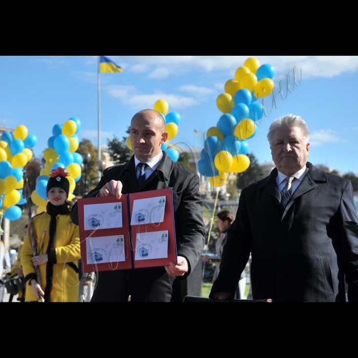 З нагоди Всесвітнього дня пошти та 240-річного ювілею з дня заснування у місті Києві міської поштової контори біля Головпоштамту відбулись  святкові заходи. А також відбулось спецпогашення поштової марки, випущеної з нагоди 240-річчя від дня заснування міської поштової контори. 
У заходах прийняли участь: заступник голови Київської міської державної адміністрації Петро Пантелеєв, екс-керівники Київської пошти Дмитро Худолій,  Микола Стародуб, Сергій Скляренко та діючий керівник – в.о. директора Київської міської дирекції Укрпошти Олександр Зубик. Зліва - в.о. директора Київської міської дирекції Укрпошти Олександр Зубик та колишній директор Київської пошти Дмитро Худолій.
