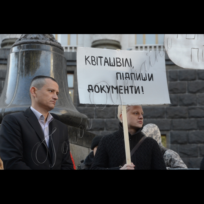 Біля КМУ відбулася акція «100 літрів чорнил для Кабміну»