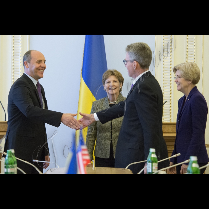 Зустріч Першого заступника Голови Верховної Ради України Андрія Парубія з делегацією Конгресу Сполучених Штатів Америки. Андрій Парубій, Джін Шахін, Надзвичайний і Повноважний Посол США в Україні Джеффрі Пайєтт, Елізабет Воррен.
