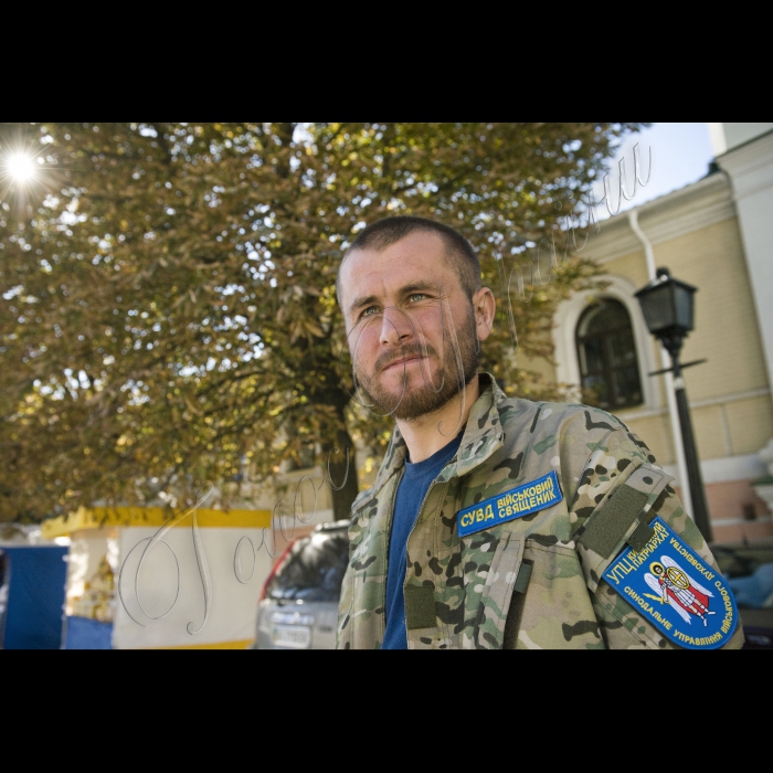 Михайлівський монастир в Києві. 
Повернення військових священників (капеланів) другої ротації Української Православної Церкви Київського Патріархату з зони АТО Луганської обл. Синодальний відділ військового духовенства. Під керівництвом цього відділу священики, які добровільно їдуть на фронт у якості капеланів, проходять початковий військовий та медичний вишкіл, отримують військову уніформу та грошове забезпечення.
