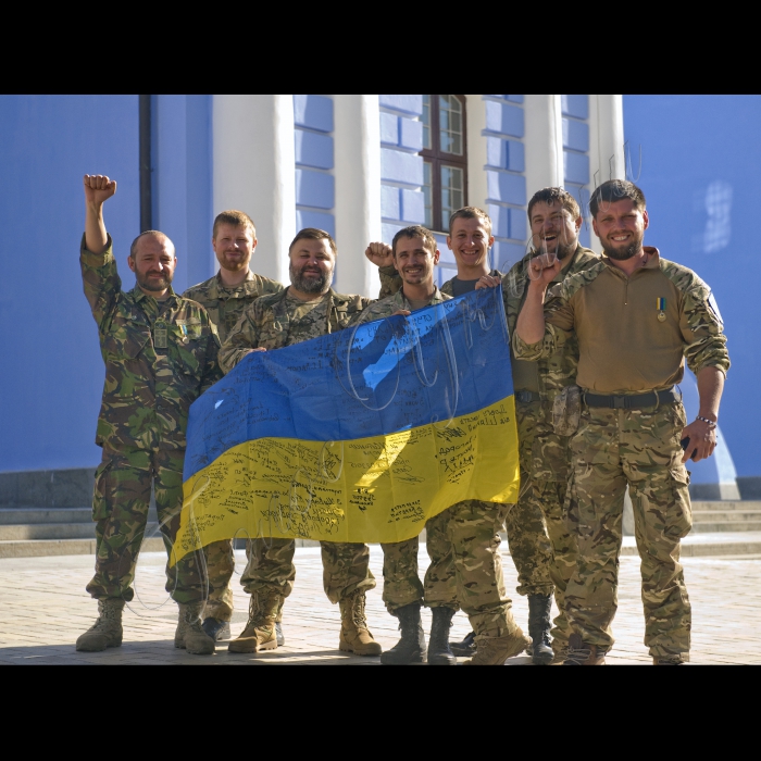 Михайлівський монастир в Києві. 
Повернення військових священників (капеланів) другої ротації Української Православної Церкви Київського Патріархату з зони АТО Луганської обл. Синодальний відділ військового духовенства. Під керівництвом цього відділу священики, які добровільно їдуть на фронт у якості капеланів, проходять початковий військовий та медичний вишкіл, отримують військову уніформу та грошове забезпечення. Військові священики (капелани) із Львівської області.
