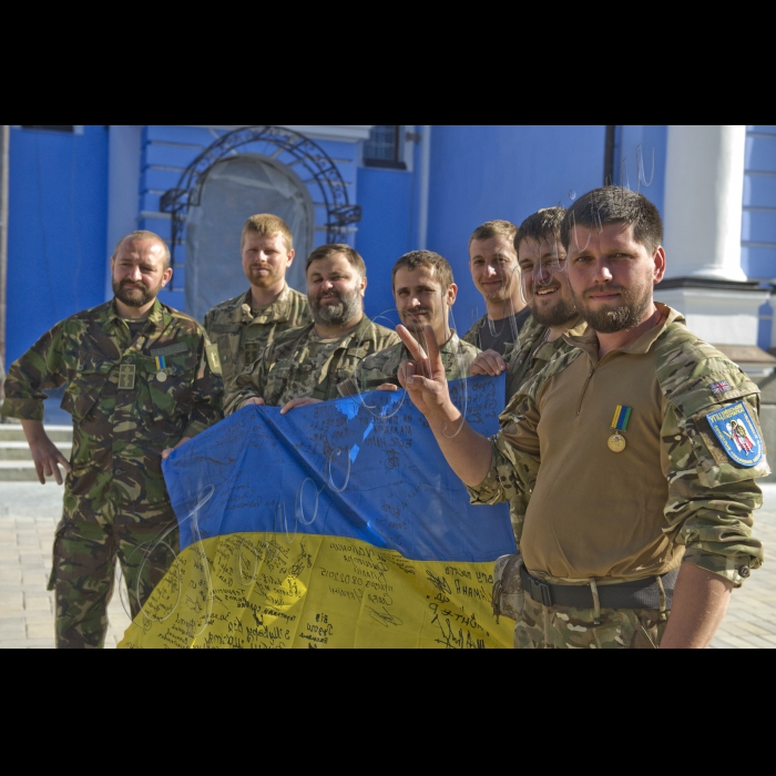 Михайлівський монастир в Києві. 
Повернення військових священників (капеланів) другої ротації Української Православної Церкви Київського Патріархату з зони АТО Луганської обл. Синодальний відділ військового духовенства. Під керівництвом цього відділу священики, які добровільно їдуть на фронт у якості капеланів, проходять початковий військовий та медичний вишкіл, отримують військову уніформу та грошове забезпечення. Військові священики (капелани) із Львівської області.
