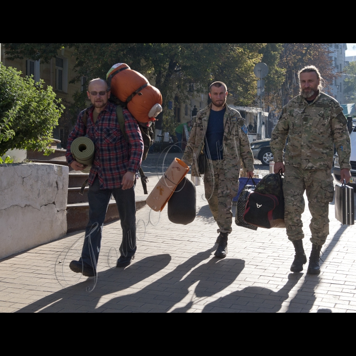 Михайлівський монастир в Києві. 
Повернення військових священників (капеланів) другої ротації Української Православної Церкви Київського Патріархату з зони АТО Луганської обл. Синодальний відділ військового духовенства. Під керівництвом цього відділу священики, які добровільно їдуть на фронт у якості капеланів, проходять початковий військовий та медичний вишкіл, отримують військову уніформу та грошове забезпечення. Капелани-отці: Роман(сумська обл.), отець Богдан(тернопільська обл..),отець Микола(Черкаська обл..)
