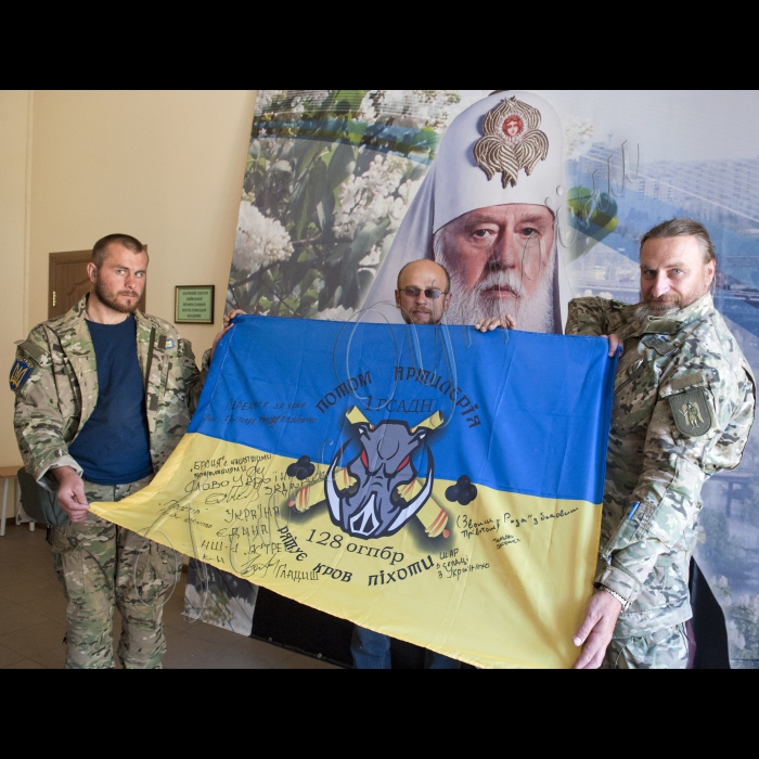 Михайлівський монастир в Києві. 
Повернення військових священників (капеланів) другої ротації Української Православної Церкви Київського Патріархату з зони АТО Луганської обл. Синодальний відділ військового духовенства. Під керівництвом цього відділу священики, які добровільно їдуть на фронт у якості капеланів, проходять початковий військовий та медичний вишкіл, отримують військову уніформу та грошове забезпечення.
