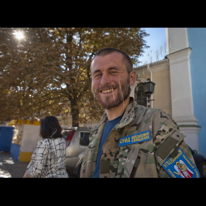 Михайлівський монастир в Києві. 
Повернення військових священників (капеланів) другої ротації Української Православної Церкви Київського Патріархату з зони АТО Луганської обл. Синодальний відділ військового духовенства. Під керівництвом цього відділу священики, які добровільно їдуть на фронт у якості капеланів, проходять початковий військовий та медичний вишкіл, отримують військову уніформу та грошове забезпечення. Капелан - отець Роман(сумська обл.).
