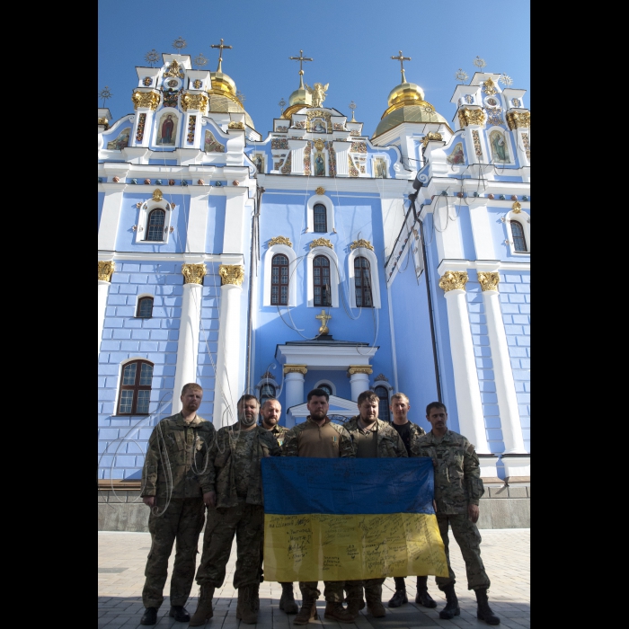 Михайлівський монастир в Києві. 
Повернення військових священників (капеланів) другої ротації Української Православної Церкви Київського Патріархату з зони АТО Луганської обл. Синодальний відділ військового духовенства. Під керівництвом цього відділу священики, які добровільно їдуть на фронт у якості капеланів, проходять початковий військовий та медичний вишкіл, отримують військову уніформу та грошове забезпечення. Військові священики (капелани) із Львівської області.

