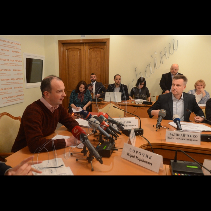 Відбулося засідання Комітету ВРУ з питань запобігання і протидії корупції. Порядок денний:  Про звернення до Комітету колишнього голови СБУ Валентина Наливайченка щодо можливої причетності народного депутата України заступника голови фракції Партії „Блок Петра Порошенка”  Ігора Кононенка до діяльності офшорної компанії INTRACO MANAGEMENT Ltd зареєстрованої на Британських Віргінських островах (Virgin Islands (British); Про проект Закону про внесення змін до Кримінального процесуального кодексу України (щодо строків до судового розслідування). Голова Комітету ВРУ з питань запобігання і протидії корупції Єгор Соболєв та колишній голова СБУ Валентин  Наливайченко