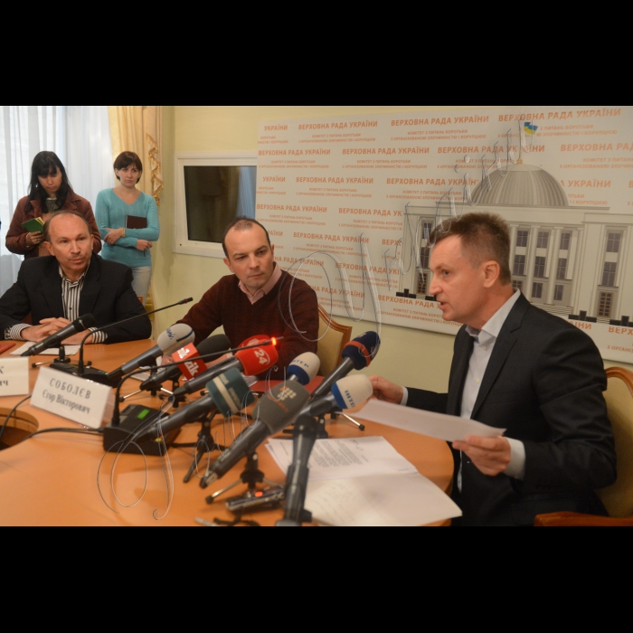 Відбулося засідання Комітету ВРУ з питань запобігання і протидії корупції. Порядок денний:  Про звернення до Комітету колишнього голови СБУ Валентина Наливайченка щодо можливої причетності народного депутата України заступника голови фракції Партії „Блок Петра Порошенка”  Ігора Кононенка до діяльності офшорної компанії INTRACO MANAGEMENT Ltd зареєстрованої на Британських Віргінських островах (Virgin Islands (British); Про проект Закону про внесення змін до Кримінального процесуального кодексу України (щодо строків до судового розслідування). Завідувач секретаріату комітету Юрій Сорочик, голова Комітету ВРУ з питань запобігання і протидії корупції Єгор Соболєв та колишній голова СБУ Валентин  Наливайченко