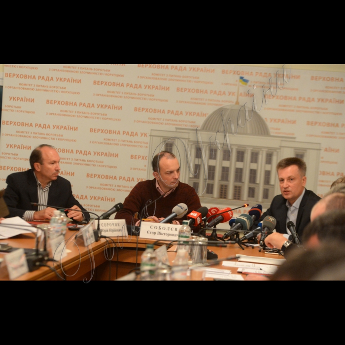 Відбулося засідання Комітету ВРУ з питань запобігання і протидії корупції. Порядок денний:  Про звернення до Комітету колишнього голови СБУ Валентина Наливайченка щодо можливої причетності народного депутата України заступника голови фракції Партії „Блок Петра Порошенка”  Ігора Кононенка до діяльності офшорної компанії INTRACO MANAGEMENT Ltd зареєстрованої на Британських Віргінських островах (Virgin Islands (British); Про проект Закону про внесення змін до Кримінального процесуального кодексу України (щодо строків до судового розслідування). Завідувач секретаріату комітету Юрій Сорочик, голова Комітету ВРУ з питань запобігання і протидії корупції Єгор Соболєв та колишній голова СБУ Валентин  Наливайченко