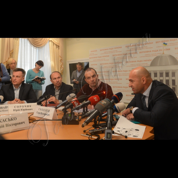 Відбулося засідання Комітету ВРУ з питань запобігання і протидії корупції. Порядок денний:  Про звернення до Комітету колишнього голови СБУ Валентина Наливайченка щодо можливої причетності народного депутата України заступника голови фракції Партії „Блок Петра Порошенка”  Ігора Кононенка до діяльності офшорної компанії INTRACO MANAGEMENT Ltd зареєстрованої на Британських Віргінських островах (Virgin Islands (British); Про проект Закону про внесення змін до Кримінального процесуального кодексу України (щодо строків до судового розслідування). Колишній голова СБУ Валентин  Наливайченко,  завідувач секретаріату комітету Юрій Сорочик,  голова Комітету ВРУ з питань запобігання і протидії корупції - Єгор Соболєв та народний депутат України - Ігор Кононенко.