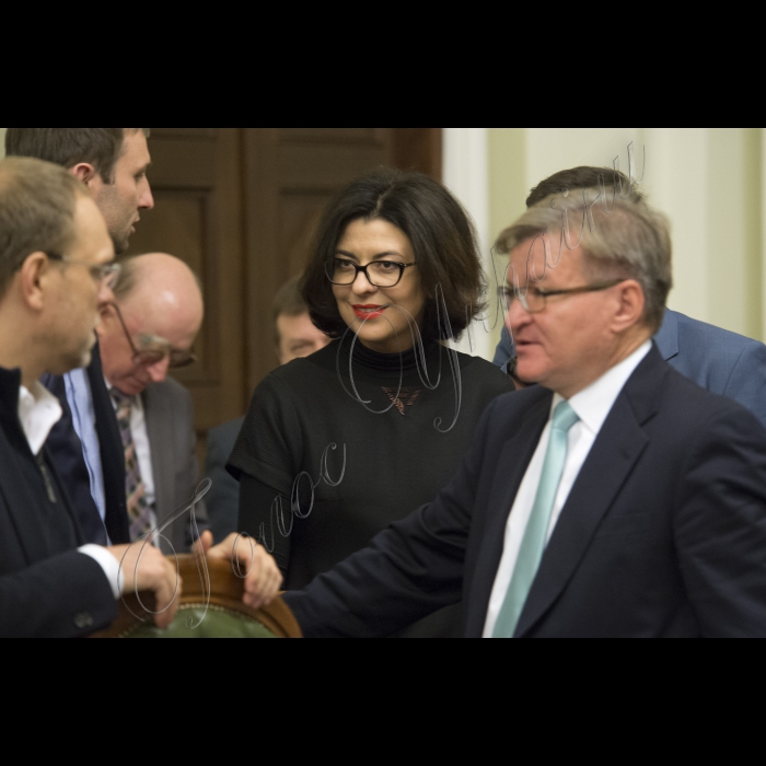 Робоча нарада з питань підготовки законопроектів, спрямованих на виконання Плану дій щодо лібералізації Європейський Союзом візового режиму для України під головуванням Голови Верховної Ради України Володимира Гройсмана за участі Посла, Голови Представництва Європейського Союзу в Україні Яна Томбінського. В центрі Оксана Сироїд.
