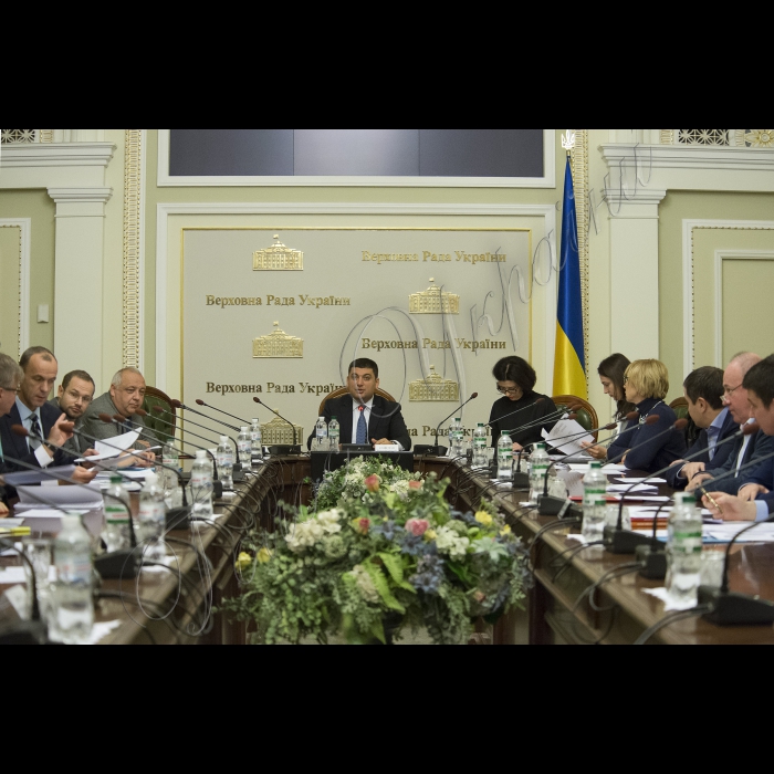 Робоча нарада з питань підготовки законопроектів, спрямованих на виконання Плану дій щодо лібералізації Європейський Союзом візового режиму для України під головуванням Голови Верховної Ради України Володимира Гройсмана за участі Посла, Голови Представництва Європейського Союзу в Україні Яна Томбінського.