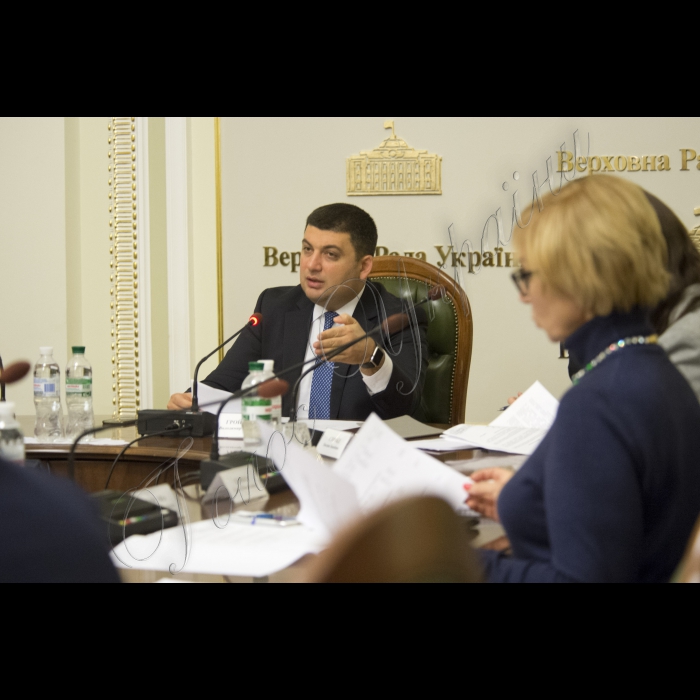 Робоча нарада з питань підготовки законопроектів, спрямованих на виконання Плану дій щодо лібералізації Європейський Союзом візового режиму для України під головуванням Голови Верховної Ради України Володимира Гройсмана за участі Посла, Голови Представництва Європейського Союзу в Україні Яна Томбінського.