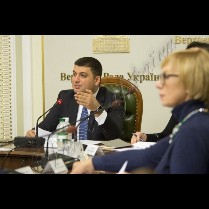 Робоча нарада з питань підготовки законопроектів, спрямованих на виконання Плану дій щодо лібералізації Європейський Союзом візового режиму для України під головуванням Голови Верховної Ради України Володимира Гройсмана за участі Посла, Голови Представництва Європейського Союзу в Україні Яна Томбінського.