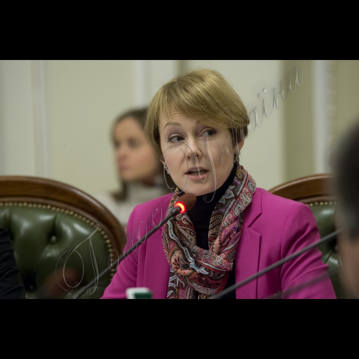 Робоча нарада з питань підготовки законопроектів, спрямованих на виконання Плану дій щодо лібералізації Європейський Союзом візового режиму для України під головуванням Голови Верховної Ради України Володимира Гройсмана за участі Посла, Голови Представництва Європейського Союзу в Україні Яна Томбінського. Заступник Міністра закордонних справ України з питань європейської інтеграції Олена Зеркаль.