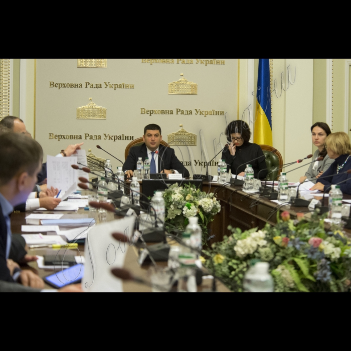 Робоча нарада з питань підготовки законопроектів, спрямованих на виконання Плану дій щодо лібералізації Європейський Союзом візового режиму для України під головуванням Голови Верховної Ради України Володимира Гройсмана за участі Посла, Голови Представництва Європейського Союзу в Україні Яна Томбінського.