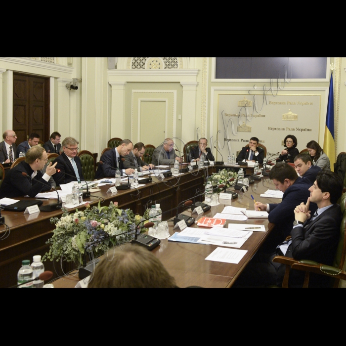Робоча нарада з питань підготовки законопроектів, спрямованих на виконання Плану дій щодо лібералізації Європейський Союзом візового режиму для України під головуванням Голови Верховної Ради України Володимира Гройсмана за участі Посла, Голови Представництва Європейського Союзу в Україні Яна Томбінського.