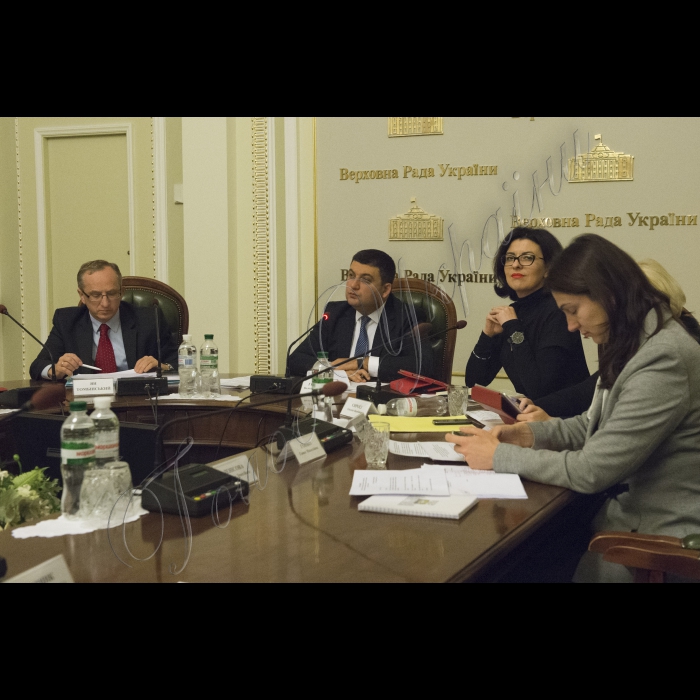 Робоча нарада з питань підготовки законопроектів, спрямованих на виконання Плану дій щодо лібералізації Європейський Союзом візового режиму для України під головуванням Голови Верховної Ради України Володимира Гройсмана за участі Посла, Голови Представництва Європейського Союзу в Україні Яна Томбінського. Зліва направо - Посол, Голова Представництва Європейського Союзу в Україні Ян Томбінський, Голова Верховної Ради України Володимир Гройсман, заступник Голови Верховної Ради України Оксана Сироїд, народний депутат Ганна Гопко