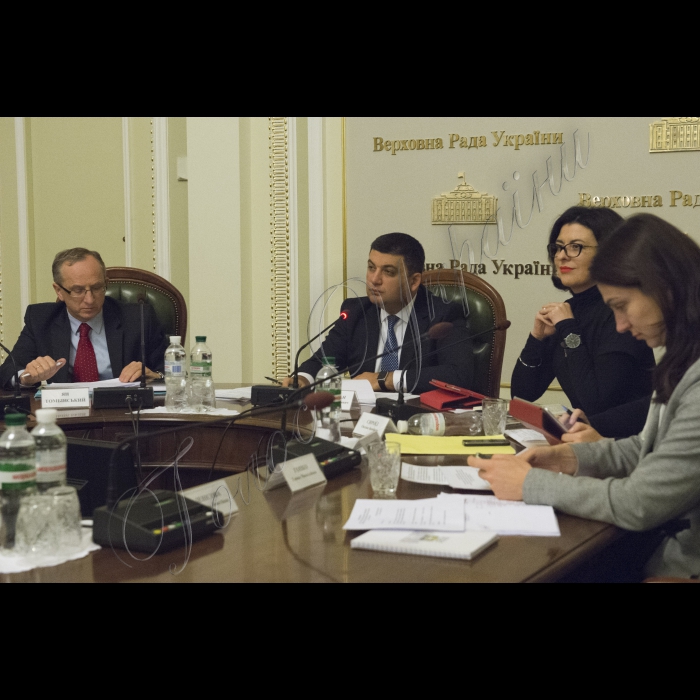 Робоча нарада з питань підготовки законопроектів, спрямованих на виконання Плану дій щодо лібералізації Європейський Союзом візового режиму для України під головуванням Голови Верховної Ради України Володимира Гройсмана за участі Посла, Голови Представництва Європейського Союзу в Україні Яна Томбінського. Зліва направо - Посол, Голова Представництва Європейського Союзу в Україні Ян Томбінський, Голова Верховної Ради України Володимир Гройсман, заступник Голови Верховної Ради України Оксана Сироїд, народний депутат Ганна Гопко