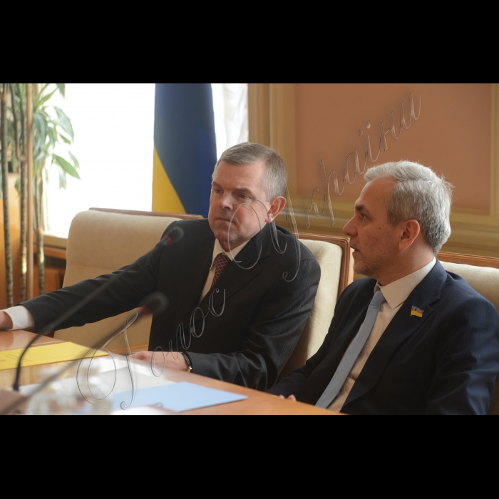 Круглий стіл на тему: «Міжсекторальна політика та реалізація комплексних заходів для забезпечення здорового харчування населення України з метою попередження і контролю неінфекційних захворювань». Організатори: Міжфракційне депутатське об'єднання з питань профілактики та боротьби з неінфекційними захворюваннями та Європейське Регіональне Бюро ВООЗ. Голова  Міжфракційного депутатського  об'єднання з питань профілактики та боротьби з неінфекційними захворюваннями народний депутат України Олег Мусій (праворуч) та заступник міністра охорони здоров’я Віктор Шафранський.