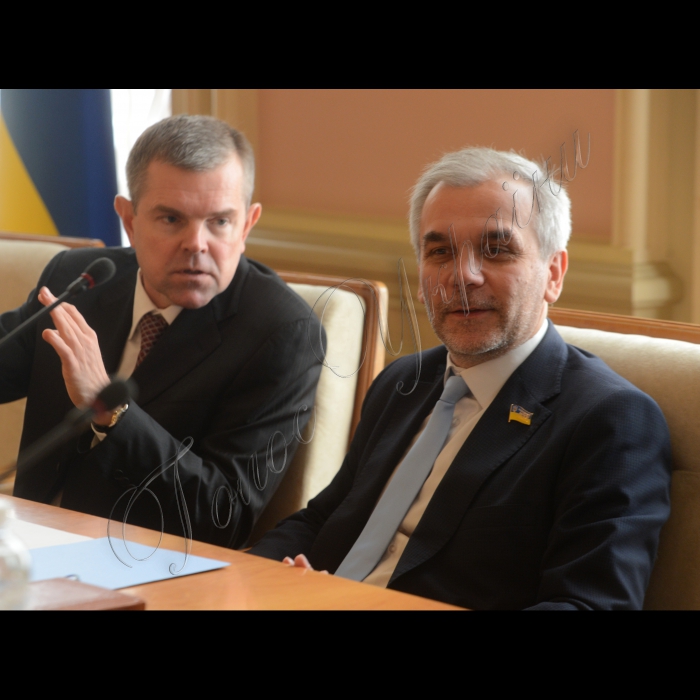 Круглий стіл на тему: «Міжсекторальна політика та реалізація комплексних заходів для забезпечення здорового харчування населення України з метою попередження і контролю неінфекційних захворювань». Організатори: Міжфракційне депутатське об'єднання з питань профілактики та боротьби з неінфекційними захворюваннями та Європейське Регіональне Бюро ВООЗ. Голова  Міжфракційного депутатського  об'єднання з питань профілактики та боротьби з неінфекційними захворюваннями народний депутат України Олег Мусій (праворуч) та заступник міністра охорони здоров’я Віктор Шафранський.