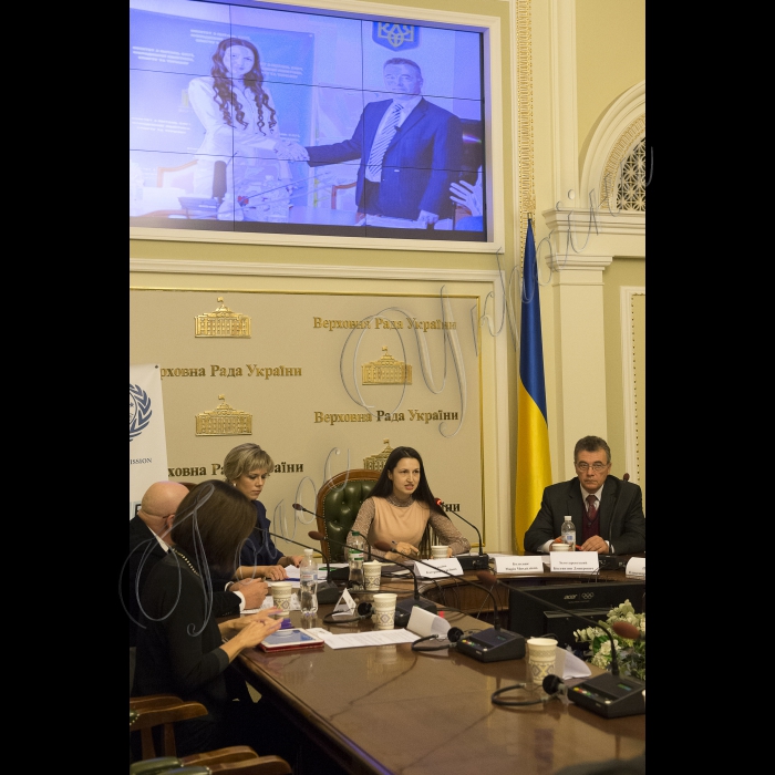 Засідання «круглого столу» на тему: «Сучасні виклики політичної освіти та забезпечення професійного моніторингу виборчих процесів». В рамках заходу відбулася презентація контактного центру з реєстрації та реагування на правопорушення під час виборів, а також буде обговорено питання суспільних викликів до розвитку політичної освіти в Україні загалом та в контексті місцевих виборів, зокрема.
Зліва направо: Катерина Садохіна (виконавчий директор проекту «Академія сучасного політика»), Марія Колесник (керівник проекту «Академія сучасного політика та клубу ділових людей «Простір спілкування»), Костянтин Золотаревський (посол з особливих доручень в Україні Міжнародної комісії з прав людини, Голова HQ IHRC у Эвропі, Великобританії, СНД та Близького Сходу).