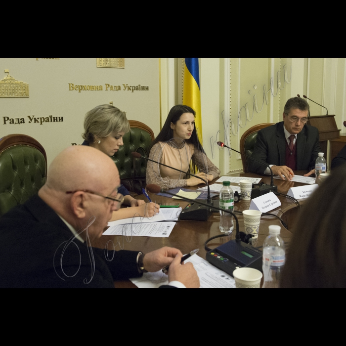 Засідання «круглого столу» на тему: «Сучасні виклики політичної освіти та забезпечення професійного моніторингу виборчих процесів». В рамках заходу відбулася презентація контактного центру з реєстрації та реагування на правопорушення під час виборів, а також буде обговорено питання суспільних викликів до розвитку політичної освіти в Україні загалом та в контексті місцевих виборів, зокрема. Зліва направо: Юрій Кіперман (Перший заступник Генерального Секретаря Міжнародної Комісіі з Прав Людини, Посол з особливих доручень в Європі), Катерина Садохіна (виконавчий директор проекту «Академія сучасного політика»), Марія Колесник (керівник проекту «Академія сучасного політика та клубу ділових людей «Простір спілкування»), Костянтин Золотаревський (посол з особливих доручень в Україні Міжнародної комісії з прав людини, Голова HQ IHRC у Європі, Великобританії, СНД та Близького Сходу)