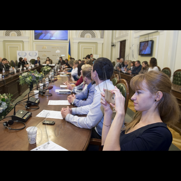 Засідання «круглого столу» на тему: «Сучасні виклики політичної освіти та забезпечення професійного моніторингу виборчих процесів». В рамках заходу відбулася презентація контактного центру з реєстрації та реагування на правопорушення під час виборів, а також буде обговорено питання суспільних викликів до розвитку політичної освіти в Україні загалом та в контексті місцевих виборів, зокрема.