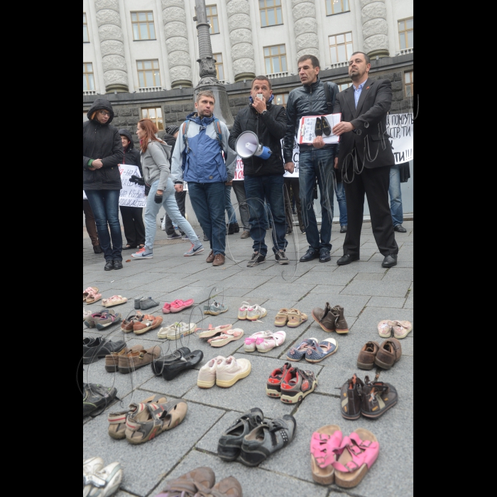 24 вересня 2014. Біля Кабінету Міністрів України активісти пацієнтських організацій, батьки хворих дітей  провели пікет «Онкохворі діти лишились без ліків у 2014 році!» із вимогою до уряду  покарати винних за зірвані державні тендери на закупівлю ліків та негайно знайти спосіб провести закупівлю препаратів. Пацієнти принесли під КМУ дитяче взуття, аби всі чиновники могли наочно побачити, що вже завтра ці речі можуть лишитися своїх маленьких господарів.