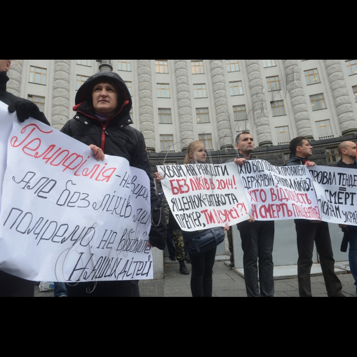 24 вересня 2014. Біля Кабінету Міністрів України активісти пацієнтських організацій, батьки хворих дітей  провели пікет «Онкохворі діти лишились без ліків у 2014 році!» із вимогою до уряду  покарати винних за зірвані державні тендери на закупівлю ліків та негайно знайти спосіб провести закупівлю препаратів. Пацієнти принесли під КМУ дитяче взуття, аби всі чиновники могли наочно побачити, що вже завтра ці речі можуть лишитися своїх маленьких господарів.