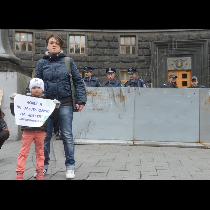 24 вересня 2014. Біля Кабінету Міністрів України активісти пацієнтських організацій, батьки хворих дітей  провели пікет «Онкохворі діти лишились без ліків у 2014 році!» із вимогою до уряду  покарати винних за зірвані державні тендери на закупівлю ліків та негайно знайти спосіб провести закупівлю препаратів. Пацієнти принесли під КМУ дитяче взуття, аби всі чиновники могли наочно побачити, що вже завтра ці речі можуть лишитися своїх маленьких господарів.