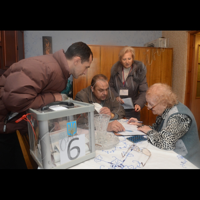 Вибори до місцевих рад. 
Київ, Дарницький район, виборча дільниця №800129.
Ніна Шутова 94 роки голосує на дому.
