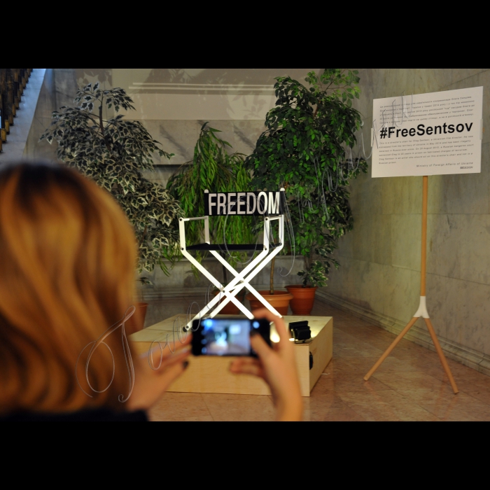 У МЗС України відбулась презентація інсталяції FREEDOM на підтримку Олега Сенцова та інших українських політв'язнів в Росії. Проект презентували: посол з особливих доручень МЗС України Дмитро Кулеба та засновник студії «llil Design» Дмитро Аллілуєв
