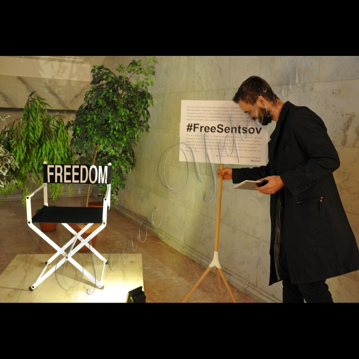 У МЗС України відбулась презентація інсталяції FREEDOM на підтримку Олега Сенцова та інших українських політв'язнів в Росії. Проект презентували: посол з особливих доручень МЗС України Дмитро Кулеба та засновник студії «llil Design» Дмитро Аллілуєв.
Автор та засновник студії «llil Design» Дмитро Аллілуєв