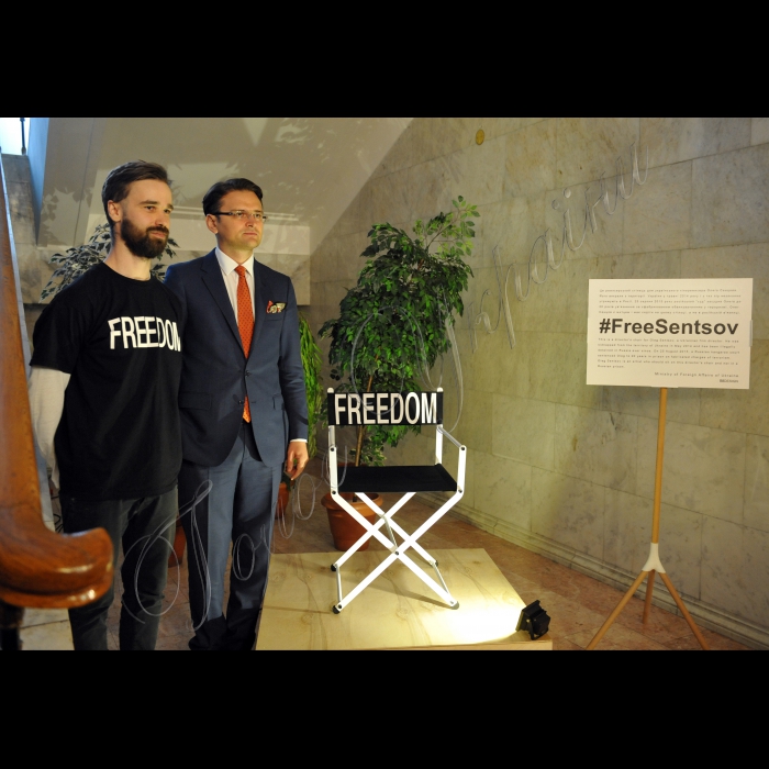 У МЗС України відбулась презентація інсталяції FREEDOM на підтримку Олега Сенцова та інших українських політв'язнів в Росії. Проект презентували: посол з особливих доручень МЗС України Дмитро Кулеба та засновник студії «llil Design» Дмитро Аллілуєв.
Зліва - автор та засновник студії «llil Design» Дмитро Аллілуєв та посол з особливих доручень МЗС України Дмитро Кулеба.
