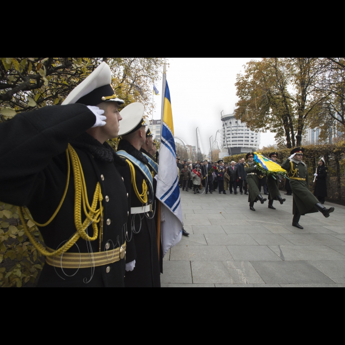 Голова ВР України Володимир Гройсман, Прем’єр-міністр України Арсеній Яценюк, голова КОДА Володимир Шандра представники громадськості взяли участь у церемонії покладання квітів до могили Невідомого солдата у Києві з нагоди 71-ї річниці визволення України від фашистів.