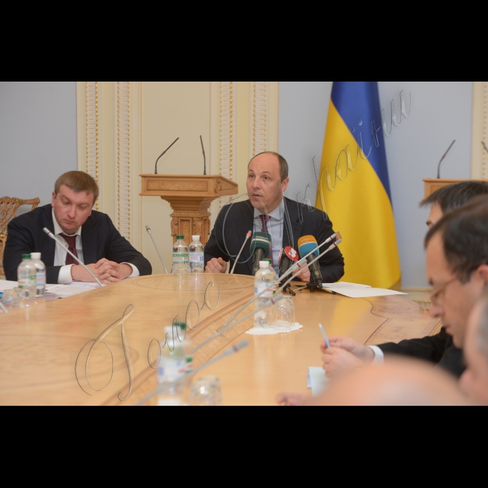 Засідання робочої групи щодо опрацювання законопроектів з питань удосконалення законодавства на виконання Плану дій щодо лібералізації ЄС візового режиму для України під головуванням Першого заступника Голови Верховної Ради України Андрія Парубія.
Міністр юстиції Павло Петренко та Андрій Парубій