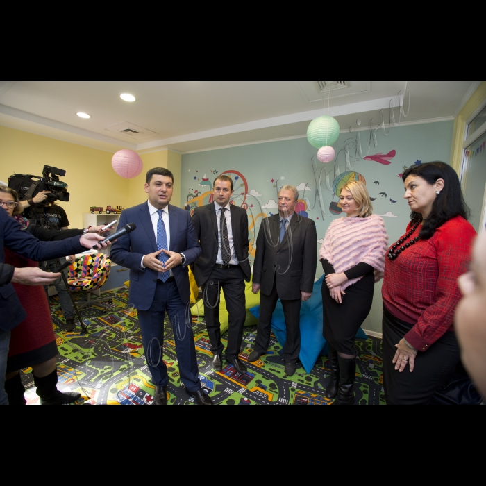 Голова ВР України Володимир Гройсман, народні депутати Марія Іонова і Іванна Климпуш-Цинцадзе ознайомилися із роботою дитячої кімнати у Верховній Раді України, яка почала працювати із 29 жовтня.