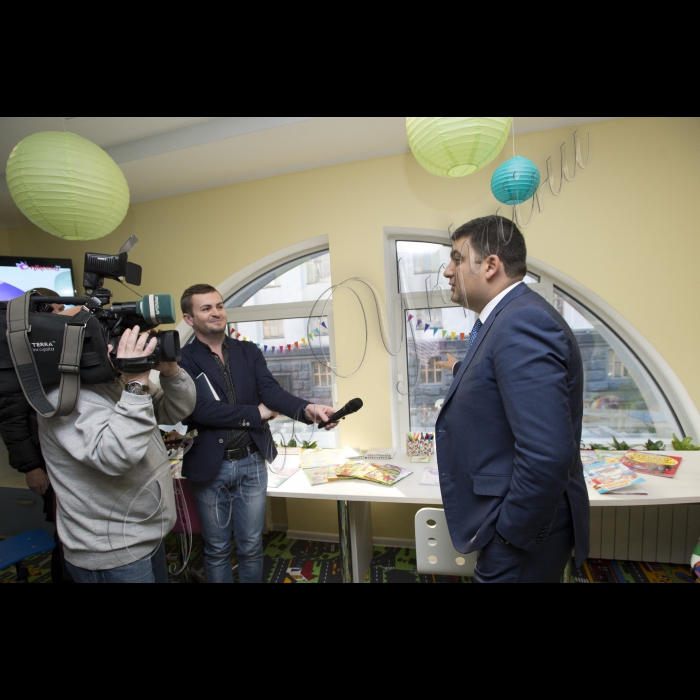 Голова ВР України Володимир Гройсман, народні депутати Марія Іонова і Іванна Климпуш-Цинцадзе ознайомилися із роботою дитячої кімнати у Верховній Раді України, яка почала працювати із 29 жовтня.