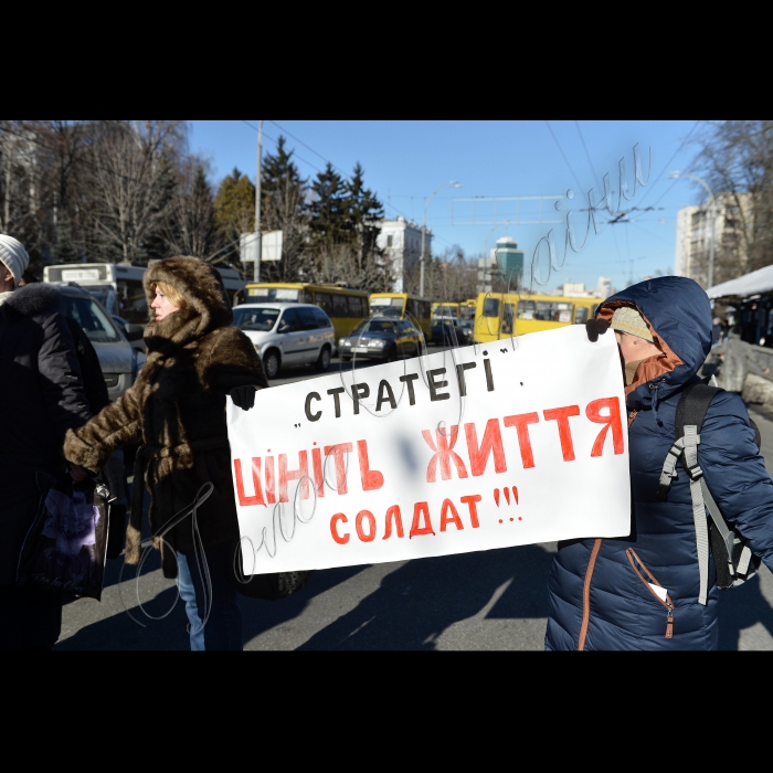 Вчора Генштаб ВСУ у Києві атакували жінки. Родичі бійців 128 гірсько-піхотної бригади по обіді перекрили рух на Повітрофлотському проспекті, аби привернути увагу вищого військового керівництва до ситуації на Дебальцевському плацдармі.