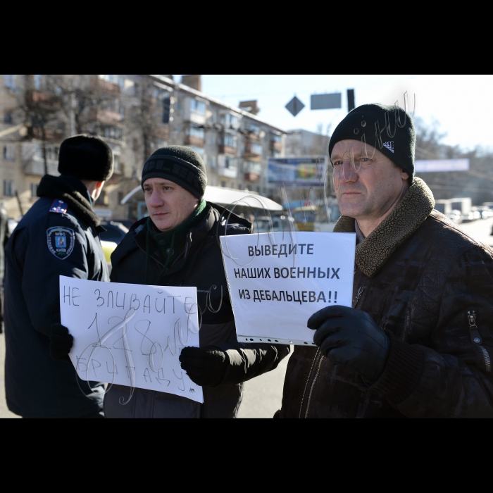 Вчора Генштаб ВСУ у Києві атакували жінки. Родичі бійців 128 гірсько-піхотної бригади по обіді перекрили рух на Повітрофлотському проспекті, аби привернути увагу вищого військового керівництва до ситуації на Дебальцевському плацдармі.