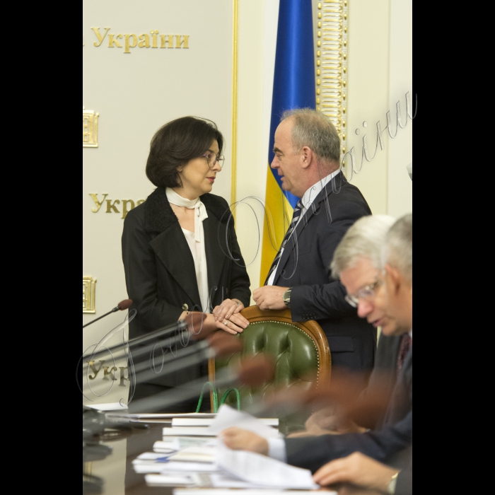 Засідання Конституційної Комісії під головуванням Голови ВР України Володимира Гройсмана.
Ззаступник Голови ВР України Оксана Сироїд, По сол, голова Офісу Ради Європи в Україні, спеціаліст з прав людини Моніторингової місії ООН з прав людини в Україні Владімір Рістовскі.