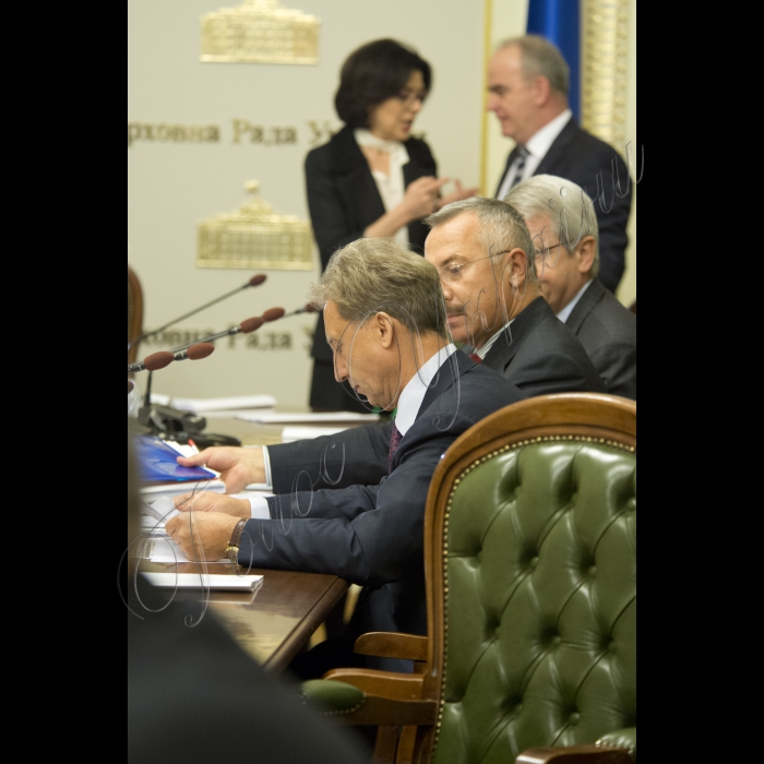 Засідання Конституційної Комісії під головуванням Голови ВР України Володимира Гройсмана.
На передньому плані – ректор Національної школи суддів України Микола Оніщук.