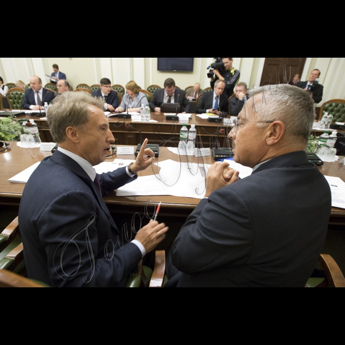 Засідання Конституційної Комісії під головуванням Голови ВР України Володимира Гройсмана.
Ректор Національної школи суддів України Микола Оніщук і засновник Української правничої фундації, член-кореспондент Національної академії правових наук України Сергій Головатий.