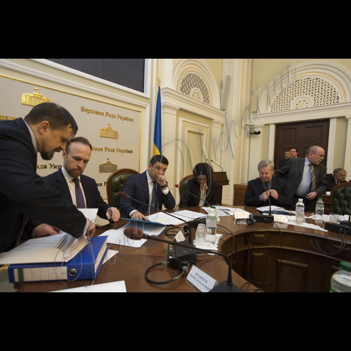 Засідання Конституційної Комісії під головуванням Голови ВР України Володимира Гройсмана.
(зліва направо) керівник Головного департамента правової політики Адміністрації Президента України Костянтин Красовський, заступник глави Адміністрації Президента України, секретар Конституційної комісії  Олексій Філатов, Голова ВР України Володимир Гройсман, заступник Голови ВР України Оксана Сироїд, Віктор Мусіяка, Володимир Буткевич.