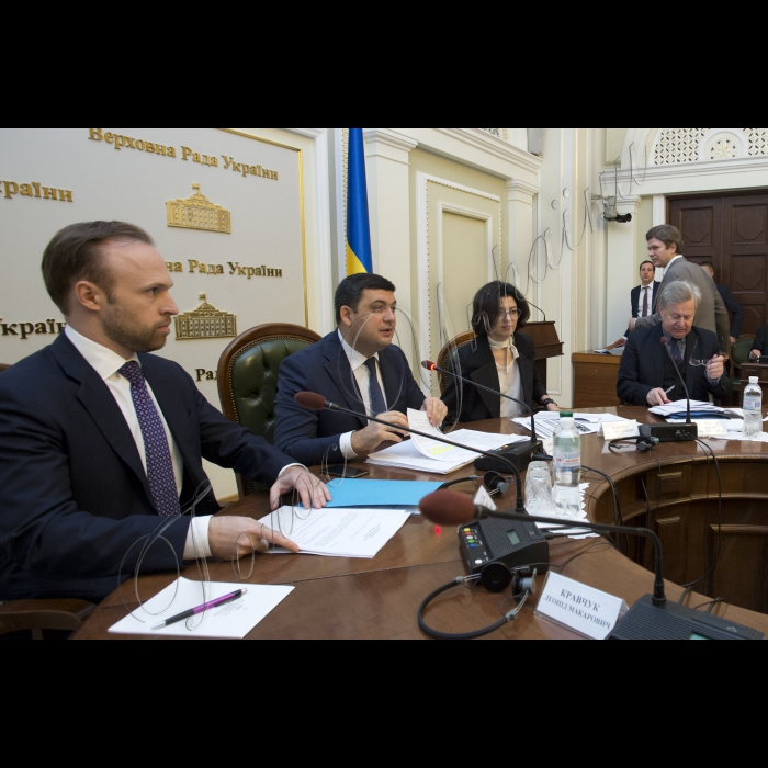 Засідання Конституційної Комісії під головуванням Голови ВР України Володимира Гройсмана.
(зліва направо) заступник глави Адміністрації Президента України, секретар Конституційної комісії  Олексій Філатов, Голова ВР України Володимир Гройсман, заступник Голови ВР України Оксана Сироїд, Віктор Мусіяка.