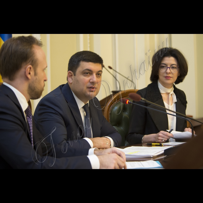 Засідання Конституційної Комісії під головуванням Голови ВР України Володимира Гройсмана.
(зліва направо) заступник глави Адміністрації Президента України, секретар Конституційної комісії  Олексій Філатов, Голова ВР України Володимир Гройсман, заступник Голови ВР України Оксана Сироїд.
